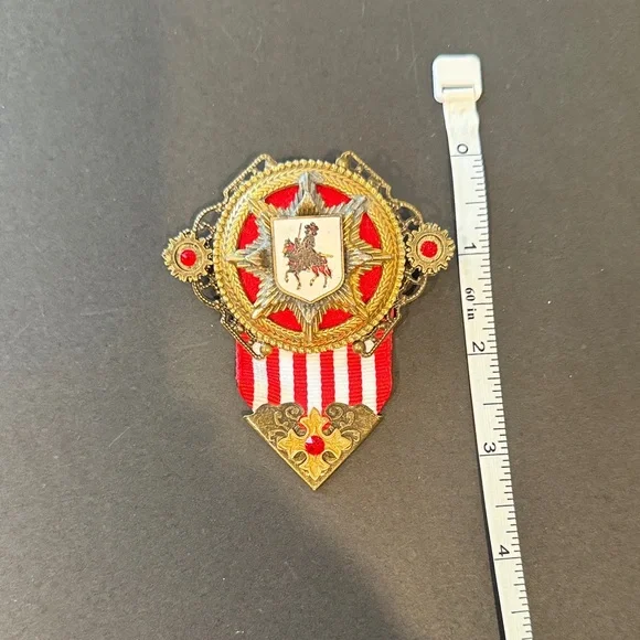 Red and Gold Decorative Medal Brooch - Picture 2 of 4